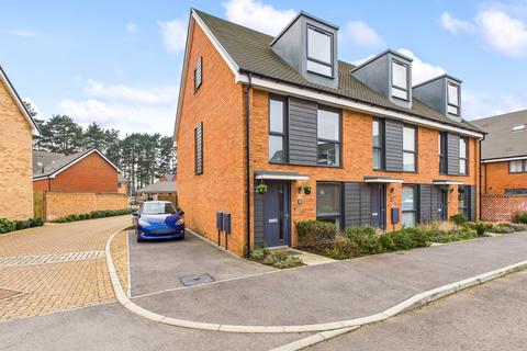 Valiant Road, Bordon, Hampshire, GU35 3 bed townhouse for sale