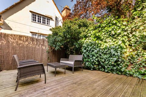 Bury Fields, Guildford, GU2 2 bed maisonette for sale