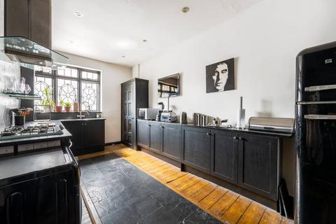 Aylestone Avenue, Queen's Park... 3 bed flat for sale
