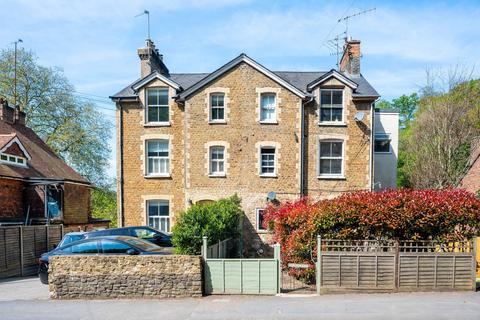 Charterhouse Road, Godalming, GU7 2 bed flat for sale