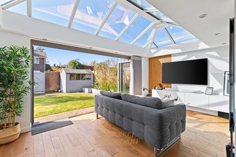 Pinetrees Close, Crawley RH10 4 bed semi