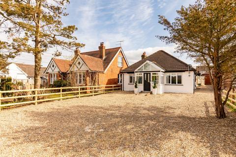 North Road, Crawley RH10 3 bed detached bungalow for sale