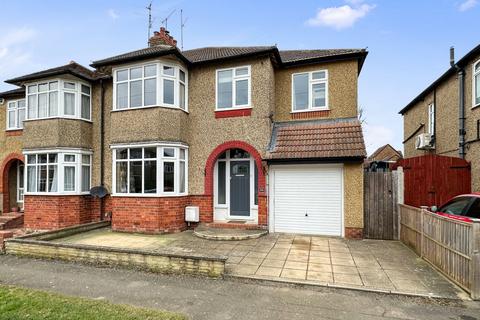 Lynton Avenue, Northampton NN2 4 bed semi