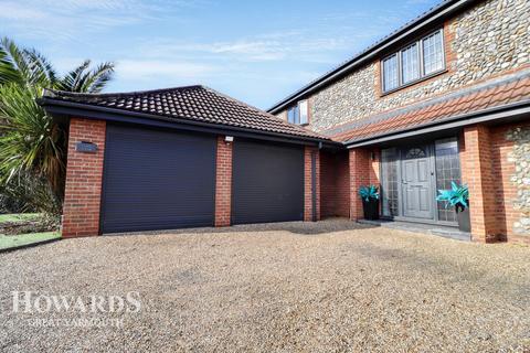 Yarmouth Road, Hemsby 4 bed detached house for sale
