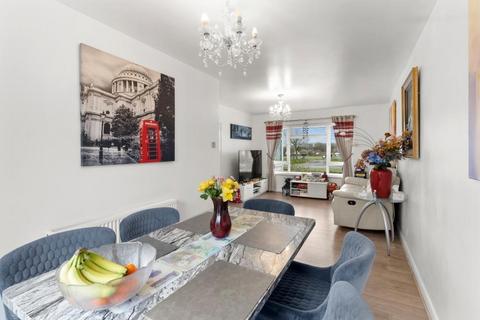 Bernhard Gardens, Polegate BN26 3 bed semi