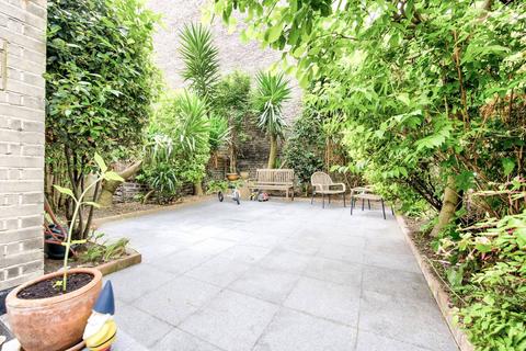 Coleherne Road, Chelsea, London, SW10 2 bed flat for sale