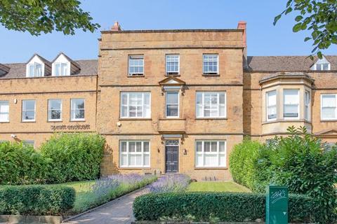 South Bar Street, Banbury 2 bed apartment for sale