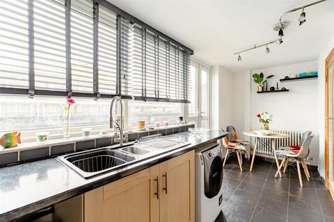 Wentworth Crescent, SE15 3 bed flat for sale