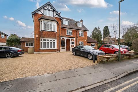 Pembroke Road, Woking, GU22 2 bed flat for sale