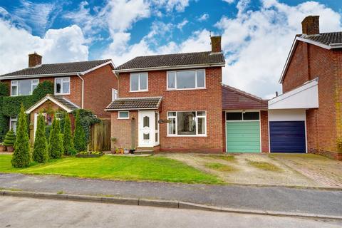 Cleobury Road, Clows Top, Kidderminster 3 bed link detached house for sale