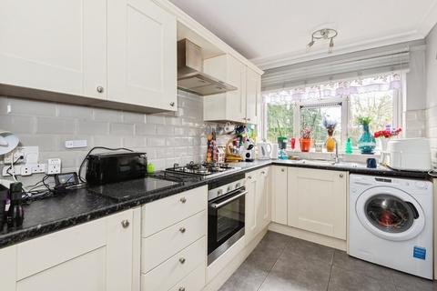 Rough Rew, Dorking RH4 2 bed flat for sale