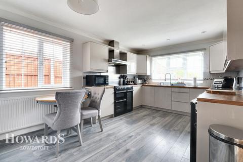 Hollowell Close, Oulton 4 bed detached bungalow for sale