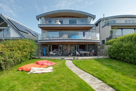 Restor 6 bed house for sale
