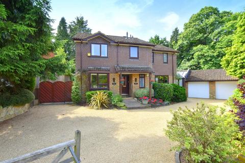 Beechwood Drive, Cobham, KT11 5 bed detached house for sale