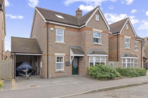 Pine Close, Chichester 4 bed detached house for sale