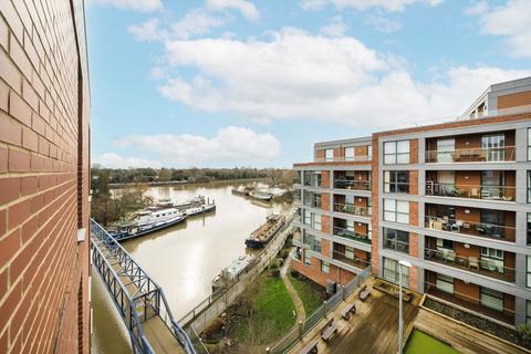 High Street, Brentford TW8 1 bed flat for sale