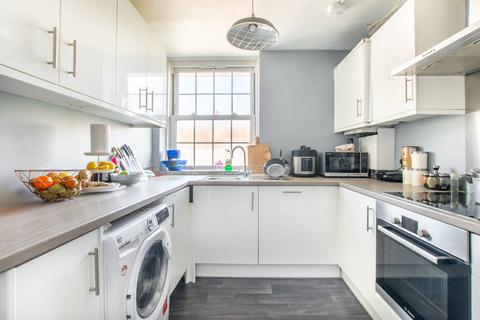 Abbey Court, Wendell Park, London, W12 2 bed flat for sale