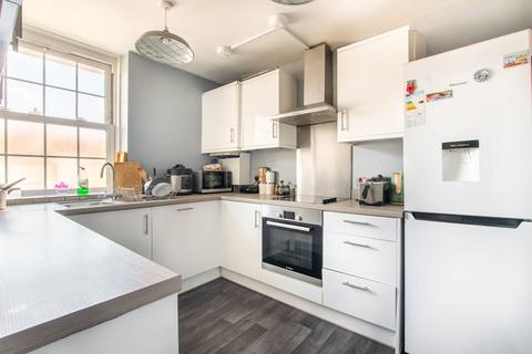 Abbey Court, Wendell Park, London, W12 2 bed flat for sale
