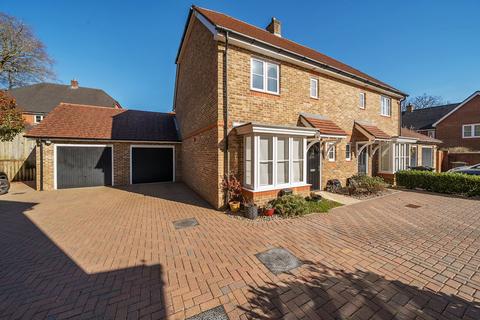 Oaktree Drive, Emsworth, PO10 3 bed semi