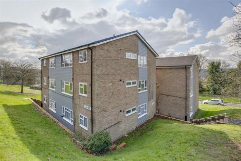 The Pastures, High Wycombe HP13 2 bed apartment for sale