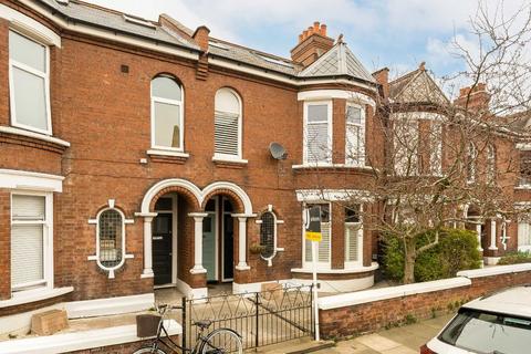Burnbury Road, London SW12 2 bed maisonette for sale