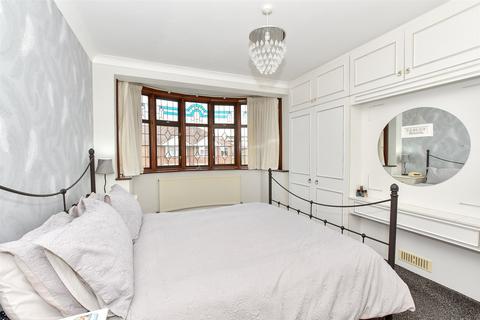 Havering Gardens, Romford RM6 4 bed terraced house for sale