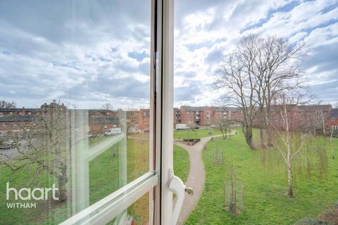 Halcyon Close, Witham 2 bed apartment for sale