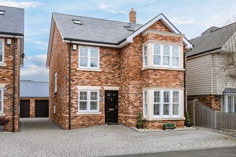 5 bed detached house