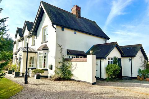 Stratford Road, Hockley Heath... 4 bed village house for sale
