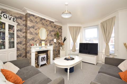 Exeter Close, Folkestone CT19 3 bed semi