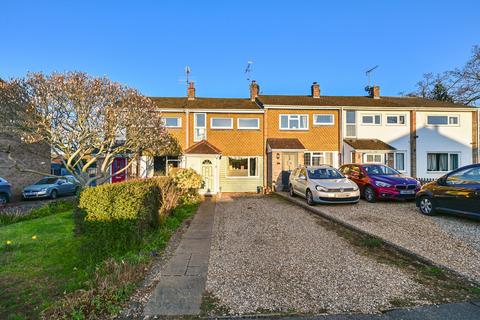 Robins Grove Crescent, Yateley GU46 3 bed terraced house for sale