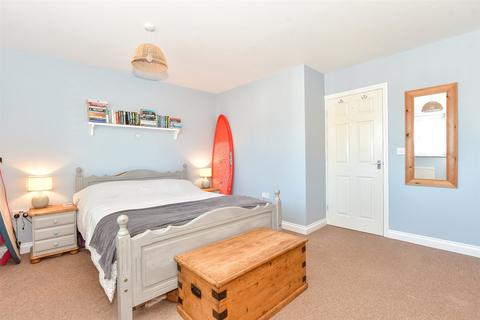 High Street, Freshwater PO40 3 bed semi