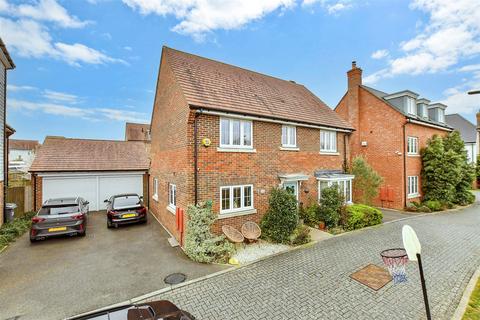Song Thrush Drive, Ashford TN25 4 bed detached house for sale