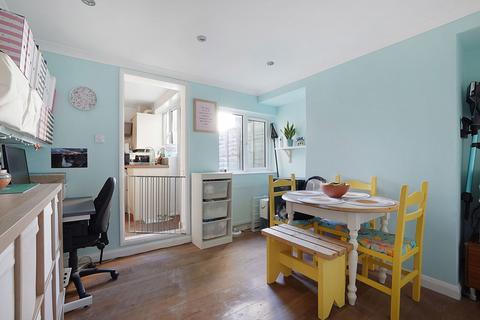 Essex Road, Rochester ME2 2 bed terraced house for sale