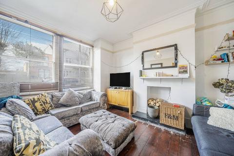 Badminton Road, Clapham South... 3 bed flat for sale