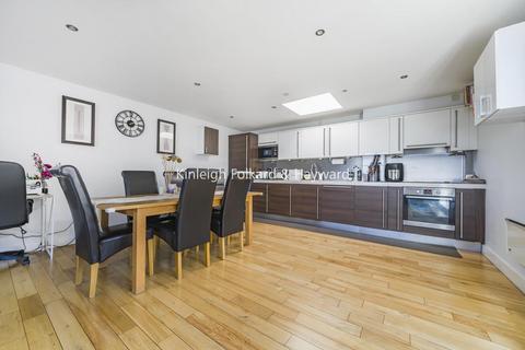 Chase Side, Southgate, London, N14 2 bed flat for sale