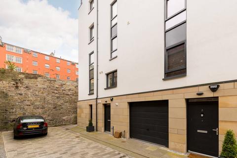 1 Shoemakers Close, Edinburgh, EH8 8FU 3 bed triplex for sale