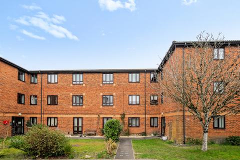 Buttons Yard, Warminster, BA12 2 bed flat for sale