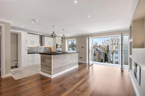 Fountayne Road, London, N16 3 bed apartment for sale