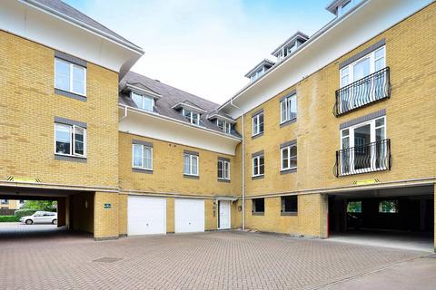 Century Court, Woking, GU21 2 bed flat for sale