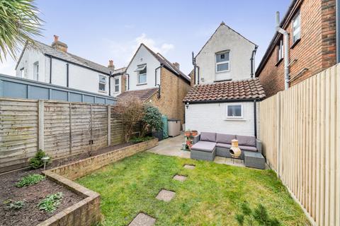 Molesey Road, Hersham, Surrey, KT12 1 bed flat for sale