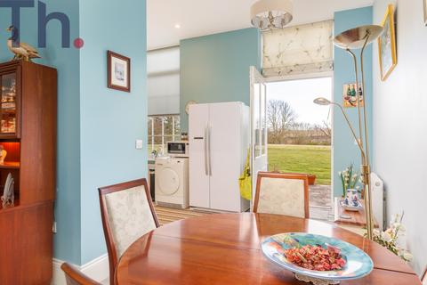 Hood Point, Newport PO30 2 bed flat for sale