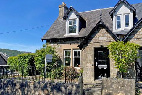 5 bedroom semi-detached house for sale