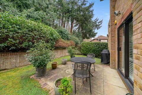 The Warren, Oxshott, KT22 2 bed apartment for sale