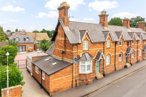 Park Lane, Henlow, Bedfordshire, SG16 5 bed end of terrace house for sale