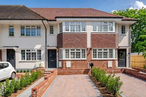 Castleview Road, Weybridge, KT13 2 bed semi