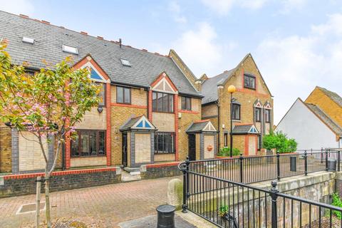 Discovery Walk, Wapping, London, E1W 3 bed house for sale