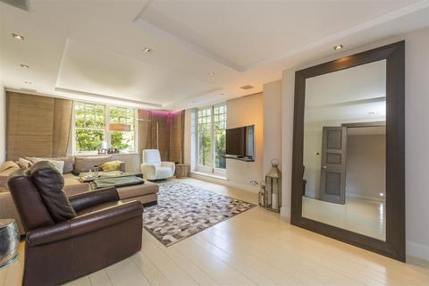 Frognal Rise, Hampstead, London, NW3 2 bed apartment for sale