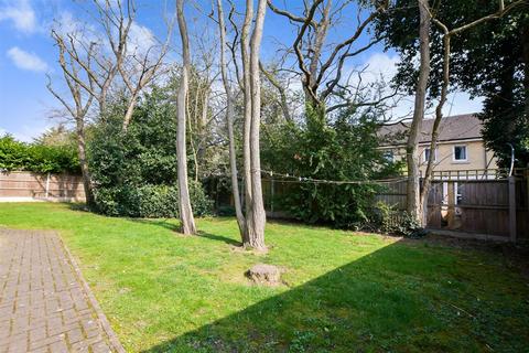 Bexley Gardens, Chadwell Heath... 2 bed ground floor flat for sale