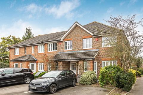 Maple Court, Chertsey Road, Ashford... 2 bed maisonette for sale